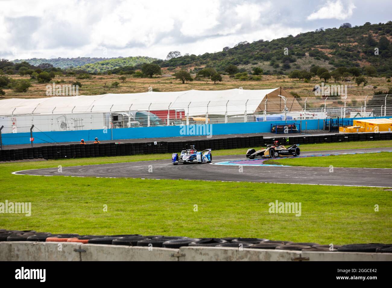 Puebla, Messico - 19 giugno 2021: Autodromo Miguel E. Abed, AIMA, CBMM Niobium Puebla e-Prix. Traffico di gara alla svolta 05. Al CBMM Niobium Puebla e-Prix. Foto Stock