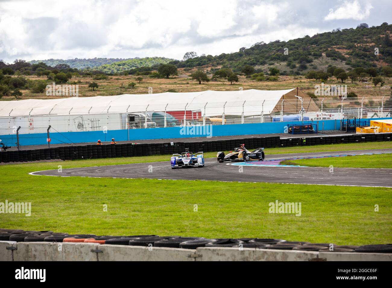 Puebla, Messico - 19 giugno 2021: Autodromo Miguel E. Abed, AIMA, CBMM Niobium Puebla e-Prix. Traffico di gara alla svolta 05. Al CBMM Niobium Puebla e-Prix. Foto Stock