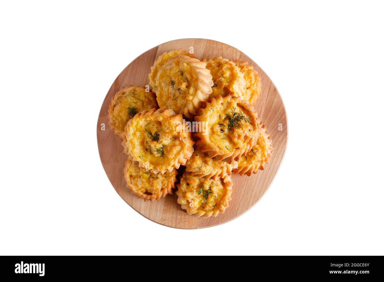 Muffin freschi con verdure e formaggio su un vassoio di legno torte fatte in casa per una dieta sana. Concetto di veganismo e dieta. Foto Stock