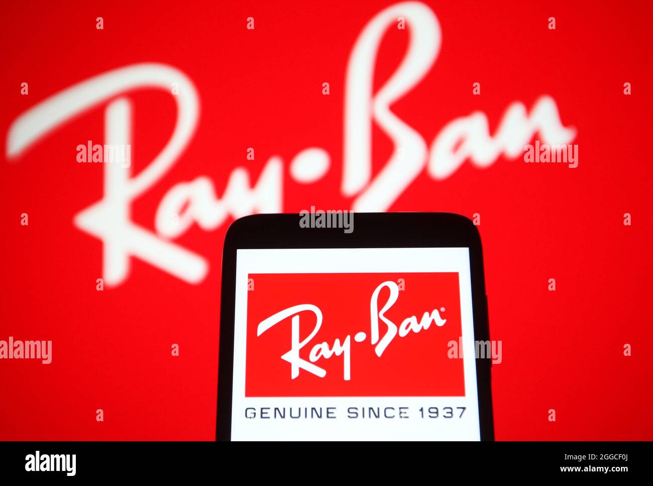 Ucraina. 30 ago 2021. In questa figura, sullo schermo di uno smartphone e di un pc viene visualizzato il logo Ray-Ban. (Foto di Pavlo Gonchar/SOPA Images/Sipa USA) Credit: Sipa USA/Alamy Live News Foto Stock