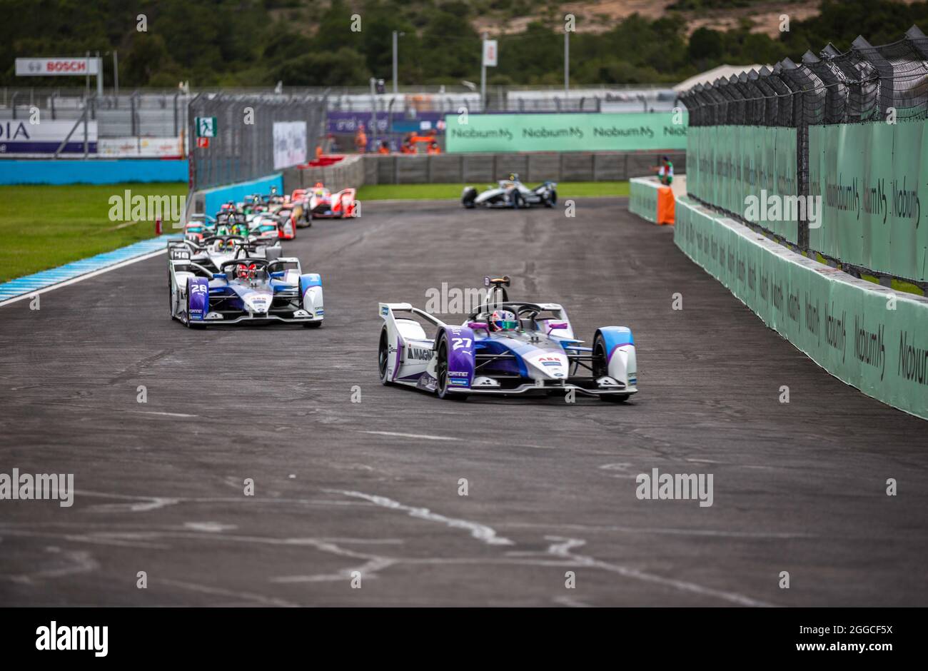 Puebla, Messico - 19 giugno 2021: Autodromo Miguel E. Abed, AIMA, CBMM Niobium Puebla e-Prix. Traffico di gara alla svolta 10. Al CBMM Niobium Puebla e-Prix. Foto Stock