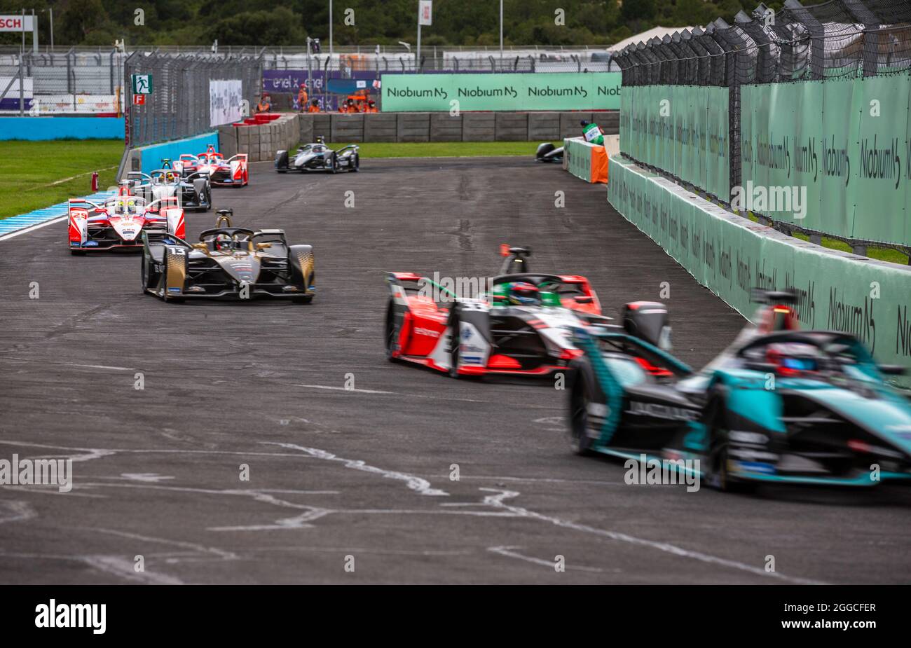 Puebla, Messico - 19 giugno 2021: Autodromo Miguel E. Abed, AIMA, CBMM Niobium Puebla e-Prix. Traffico di gara alla svolta 10. Al CBMM Niobium Puebla e-Prix. Foto Stock