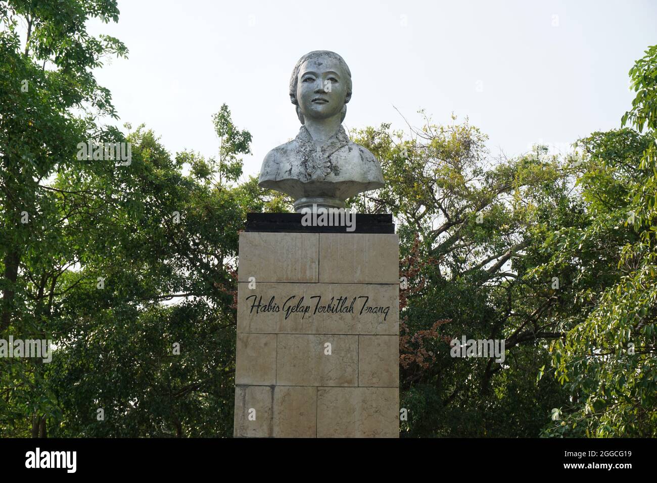 Monumento Kartini a Tulung Agung. Kartini è una delle eroi femminili indonesiane Foto Stock