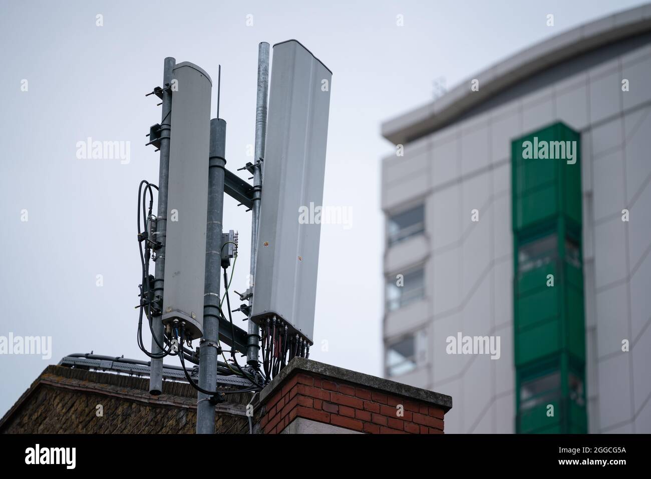 5G mobile provider masts recentemente installato sui tetti di una zona residenziale a sud-est di Londra, Regno Unito Foto Stock