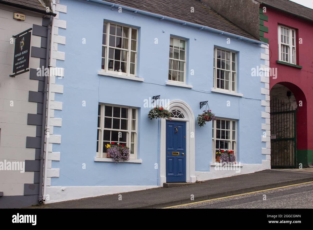 26 agosto 2021 una fila di belle proprietà georgiane terrazzate situate sulla Main Street nel villaggio Royal Trust di Hilsborough County Down Northern I. Foto Stock