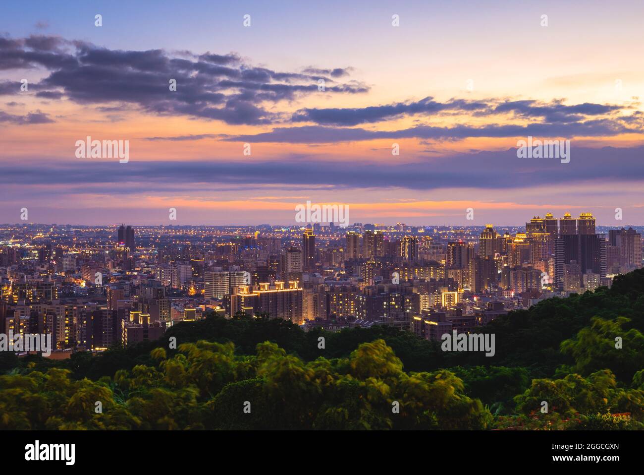 vista sulla città di taoyuan dalla montagna hutou a taiwan di notte Foto Stock