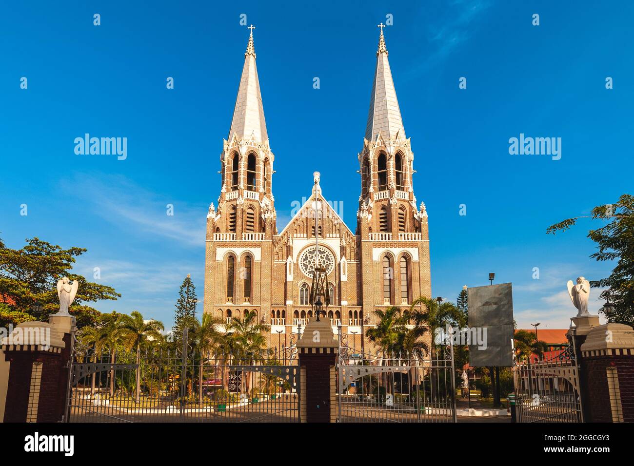 Ingresso della Cattedrale di Saint Marys situato a Yangon in Myanmar Foto Stock