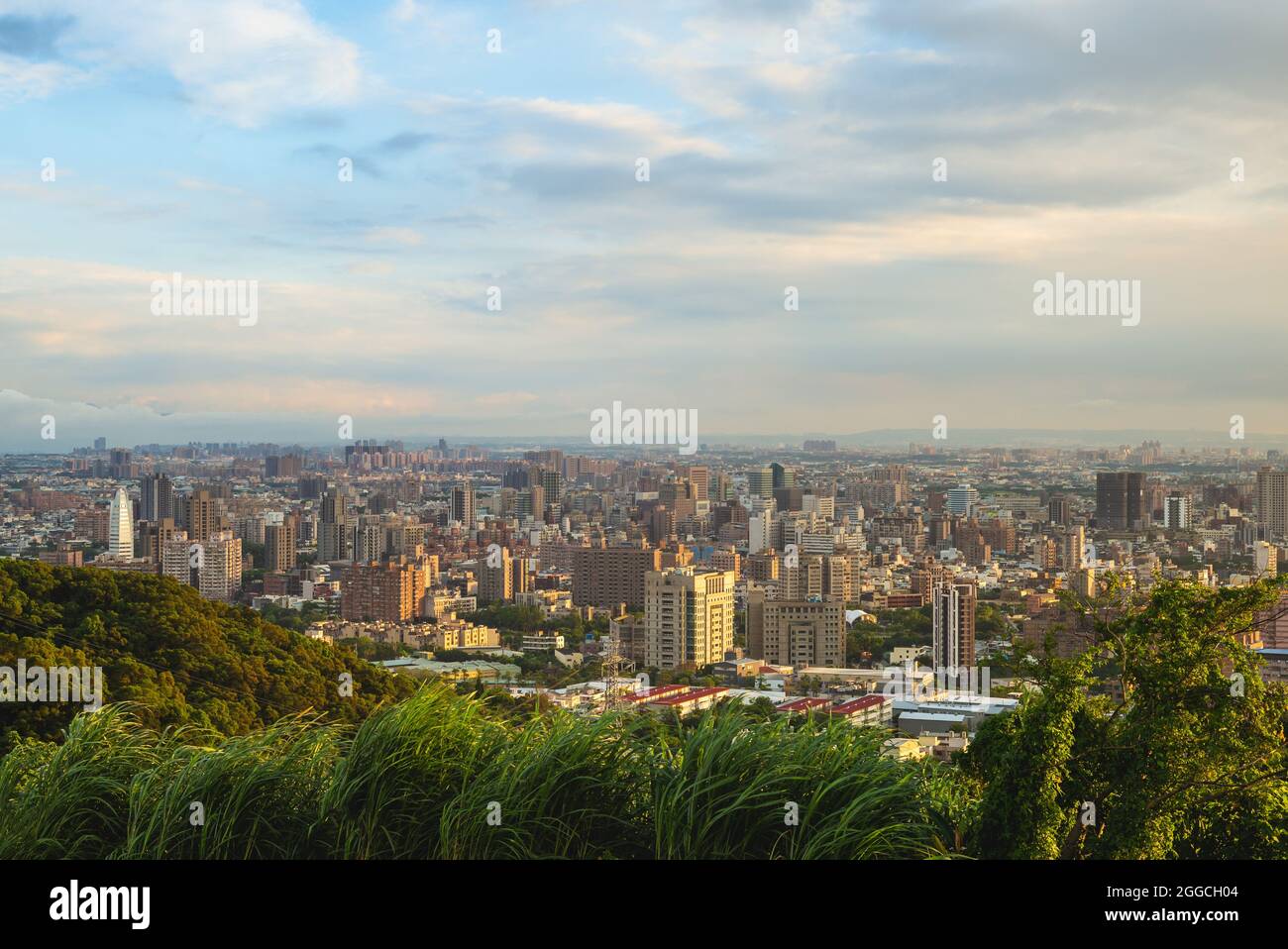 vista sulla città di taoyuan dal monte hutou a taiwan al tramonto Foto Stock