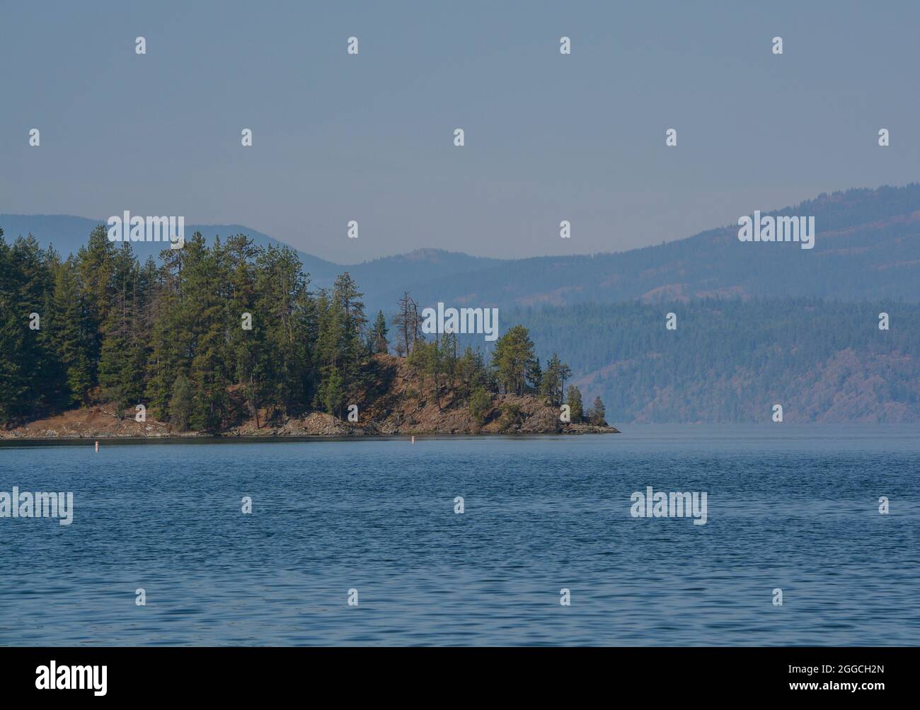 La splendida vista del lago Pend Oreille nelle Montagne Rocciose settentrionali della contea di Bonner, Idaho Foto Stock