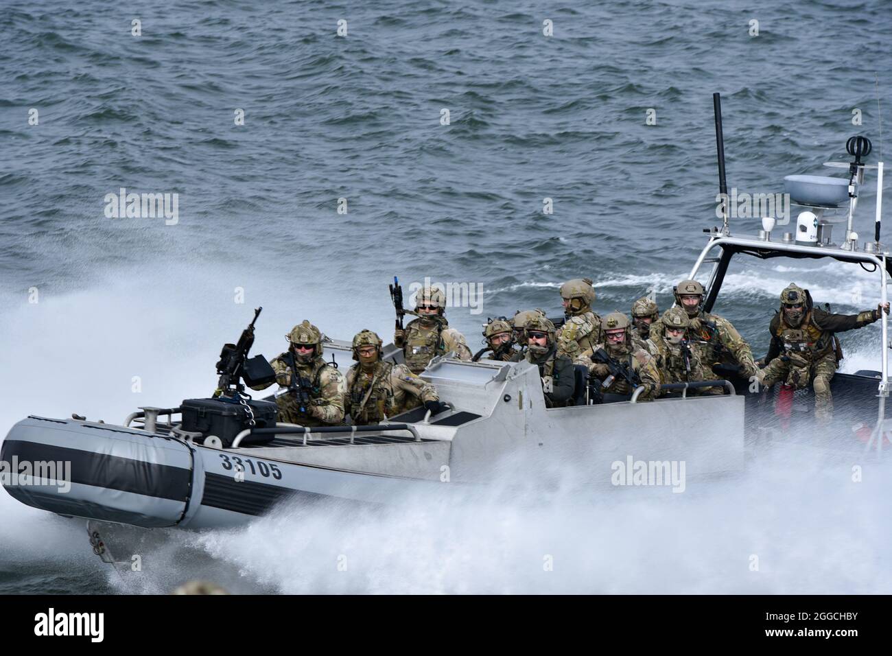 I membri del team di risposta alla sicurezza marittima della Guardia Costiera degli Stati Uniti sono in piedi sotto osservazione mentre sono in corso nel fiume Columbia, tra Washington e Oregon, giovedì 26 agosto 2021 durante un esercizio di formazione per le forze dell'ordine. Il MSRT della Guardia Costiera è un’unità tattica specializzata nella lotta al terrorismo marittimo e nell’applicazione della legge ad alto rischio. (STATI UNITI Guardia costiera foto di Petty ufficiale terza classe Diolanda Caballero) Foto Stock