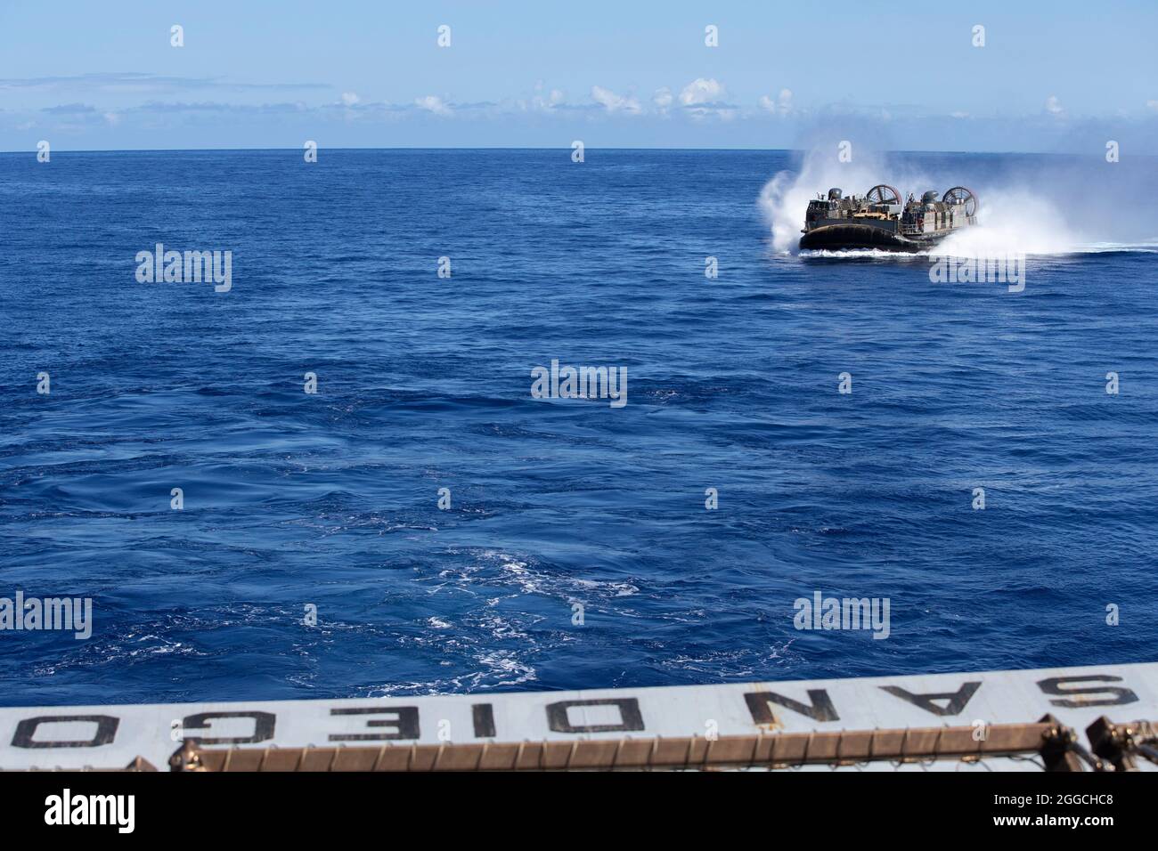 Un lanciatore del sistema di interdizione della nave della Marina militare, un veicolo di comando e controllo ed un veicolo tattico della luce del giunto sono trasportati da un cuscino dell'aria dell'imbarcazione di atterraggio della Marina degli Stati Uniti dall'impianto della gamma missilistica del Pacifico che Barking Sands, Hawaii, fuori agli S.S. San Diego, 16 agosto 2021. Il movimento, condotto durante l'esercizio LSE (Large Scale Exercise) 2021, ha dimostrato la mobilità di una base avanzata di spedizione del corpo Marino, un concetto fondamentale negli sforzi del 2030 di progettazione della forza del corpo Marino. Le unità della Marina e del corpo Marino degli Stati Uniti si sono riunite da oltre 17 fusi orari mentre hanno partecipato a LSE 2021. (U. Foto Stock