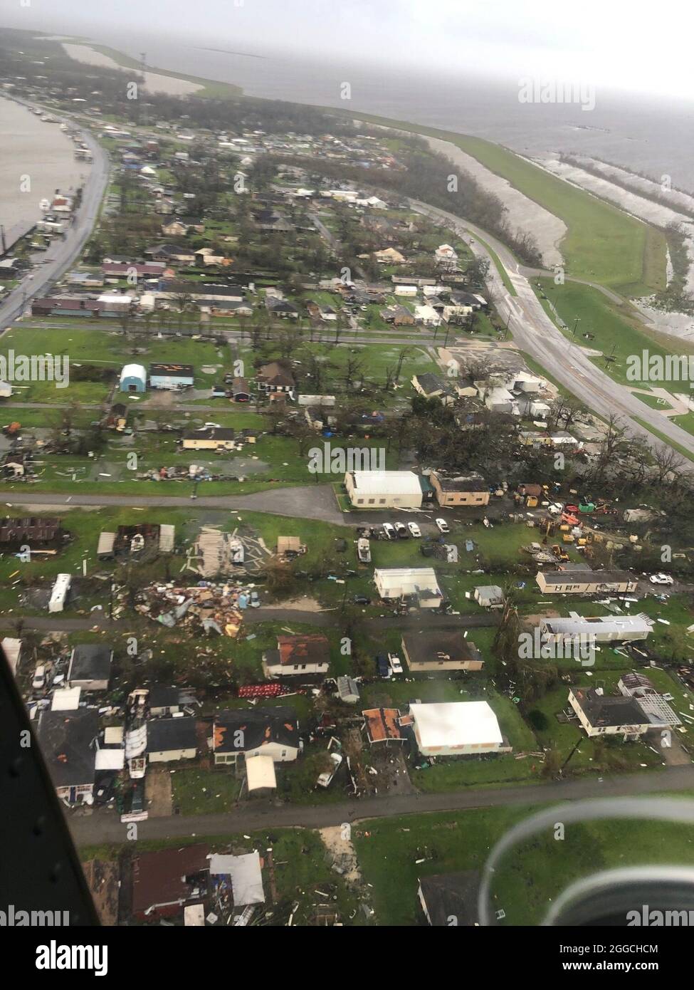 La Guardia Costiera conduce gli uragani Ida dopo la tempesta sorvoli lungo la Costa del Golfo il 30 agosto 2020. Gli equipaggi hanno effettuato sorvoli nei pressi di Galliano, LA, per valutare i danni e identificare i pericoli. (STATI UNITI Foto di cortesia della Guardia Costiera) Foto Stock