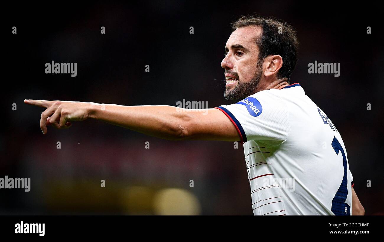 Milano, Italia. 29 agosto 2021. Diego Godin di Cagliari Calcio geste durante la Serie UNA partita di calcio tra AC Milan e Cagliari Calcio. Credit: Nicolò campo/Alamy Live News Foto Stock