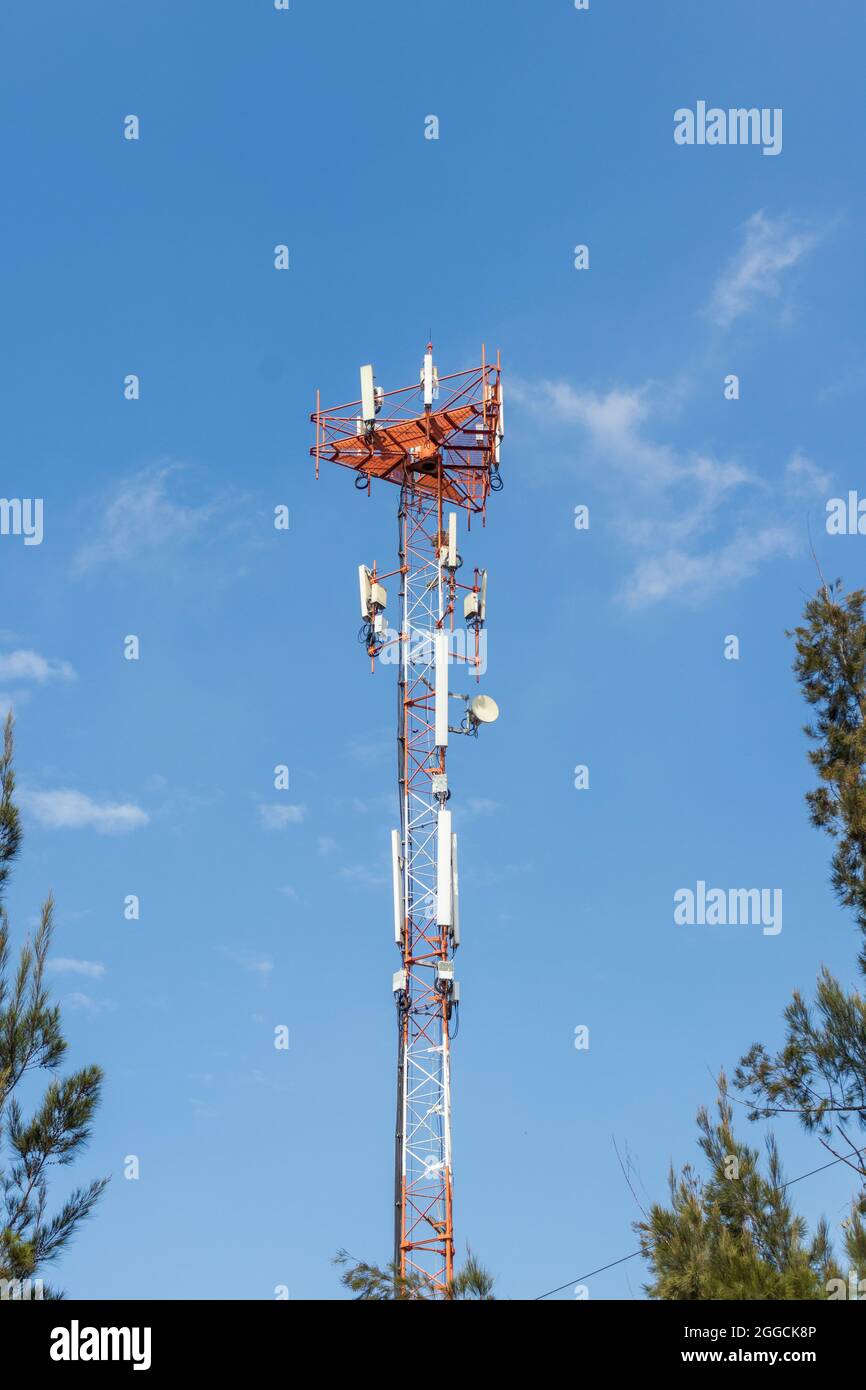 torre di comunicazione con cielo blu sullo sfondo Foto Stock