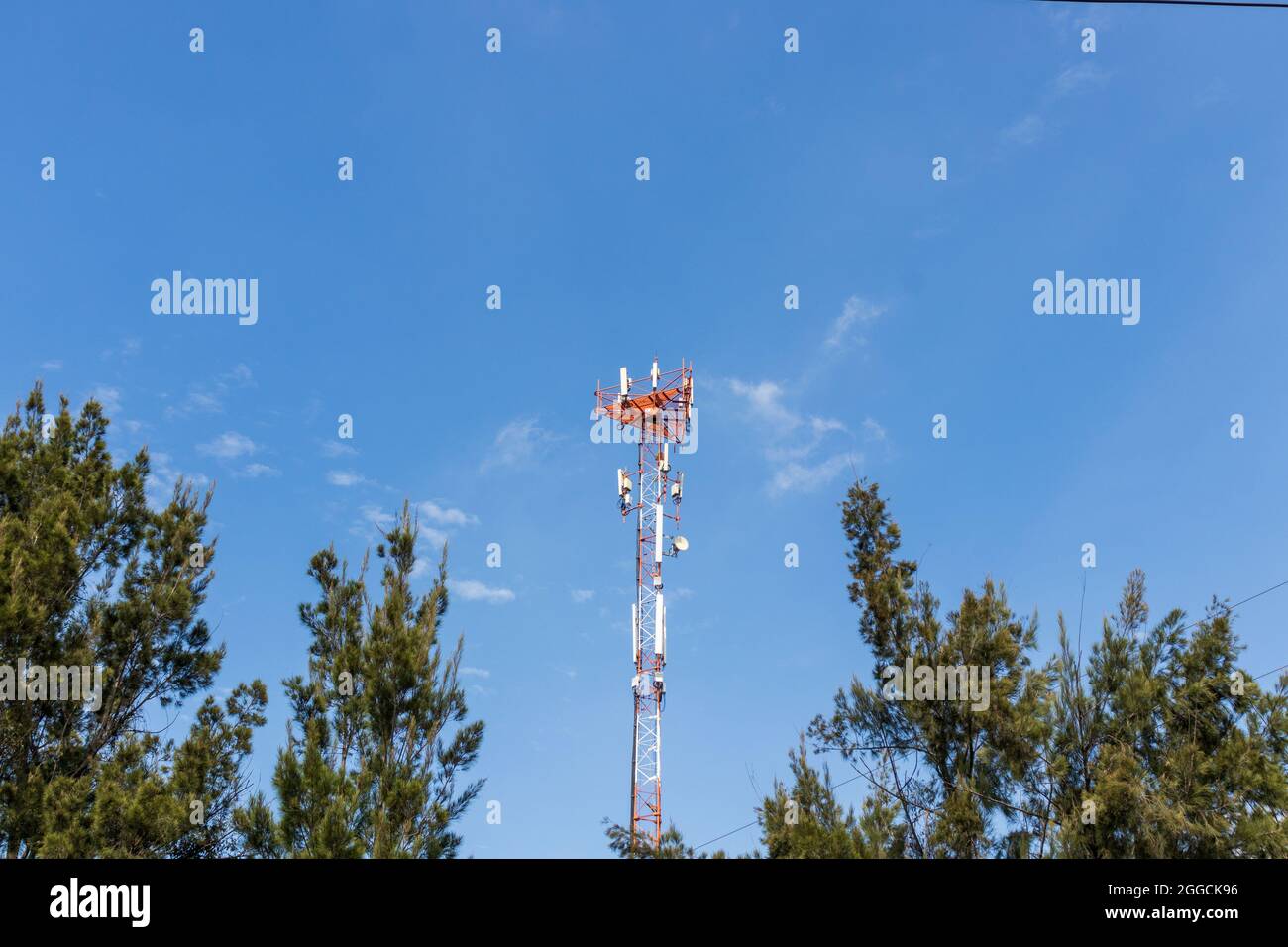 torre di comunicazione con cielo blu sullo sfondo Foto Stock
