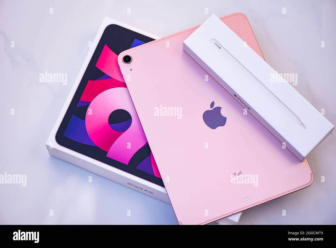 Bangkok, Thailandia - 21 agosto 2021: Nuovo Apple iPad colore oro rosa,  logo della vista posteriore Apple lancio Tablet iPad Air 2020-2021 (quarta  generazione) con scatola e app Foto stock - Alamy