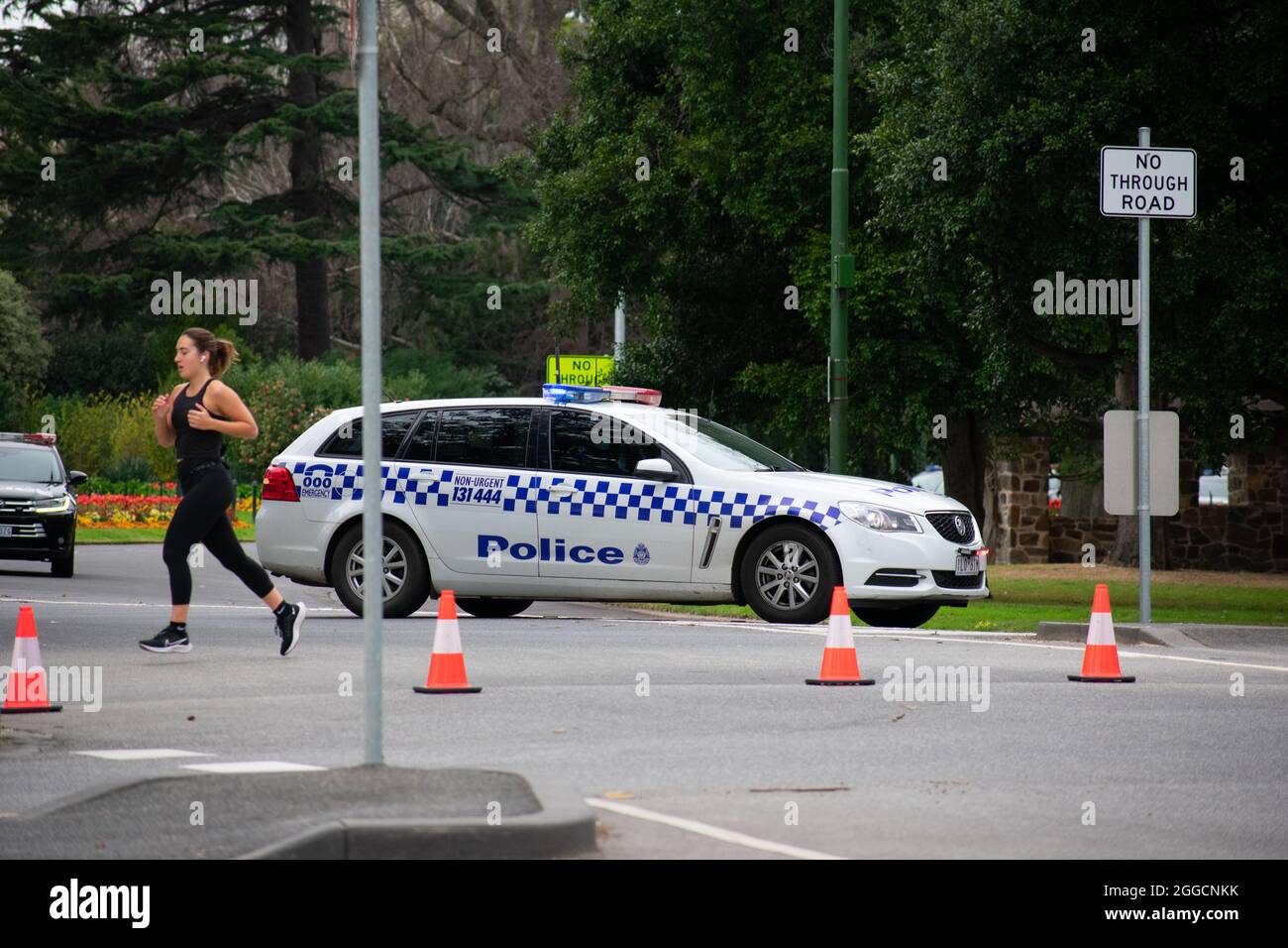 Melbourne, Australia. 31 agosto 2021. La polizia blocca la strada che conduce al Palazzo del Governo dopo le preoccupazioni di un blocco di camion organizzato da manifestanti anti anti-blocco. Credit: Jay Kogler/Alamy Live News Foto Stock