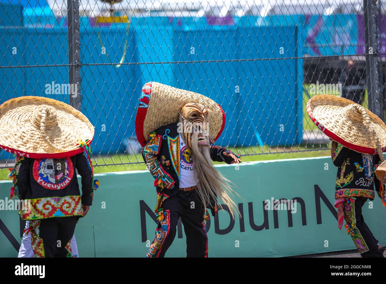 Puebla, Messico - 19 giugno 2021: Autodromo Miguel E. Abed. AIMA, CBMM Niobium Puebla e-Prix. Gruppo di ballo “Danza de Tecuanes” creato per celebrare la giornata di “San Rafael Arcangel”. Al CBMM Niobium Puebla e-Prix. Foto Stock