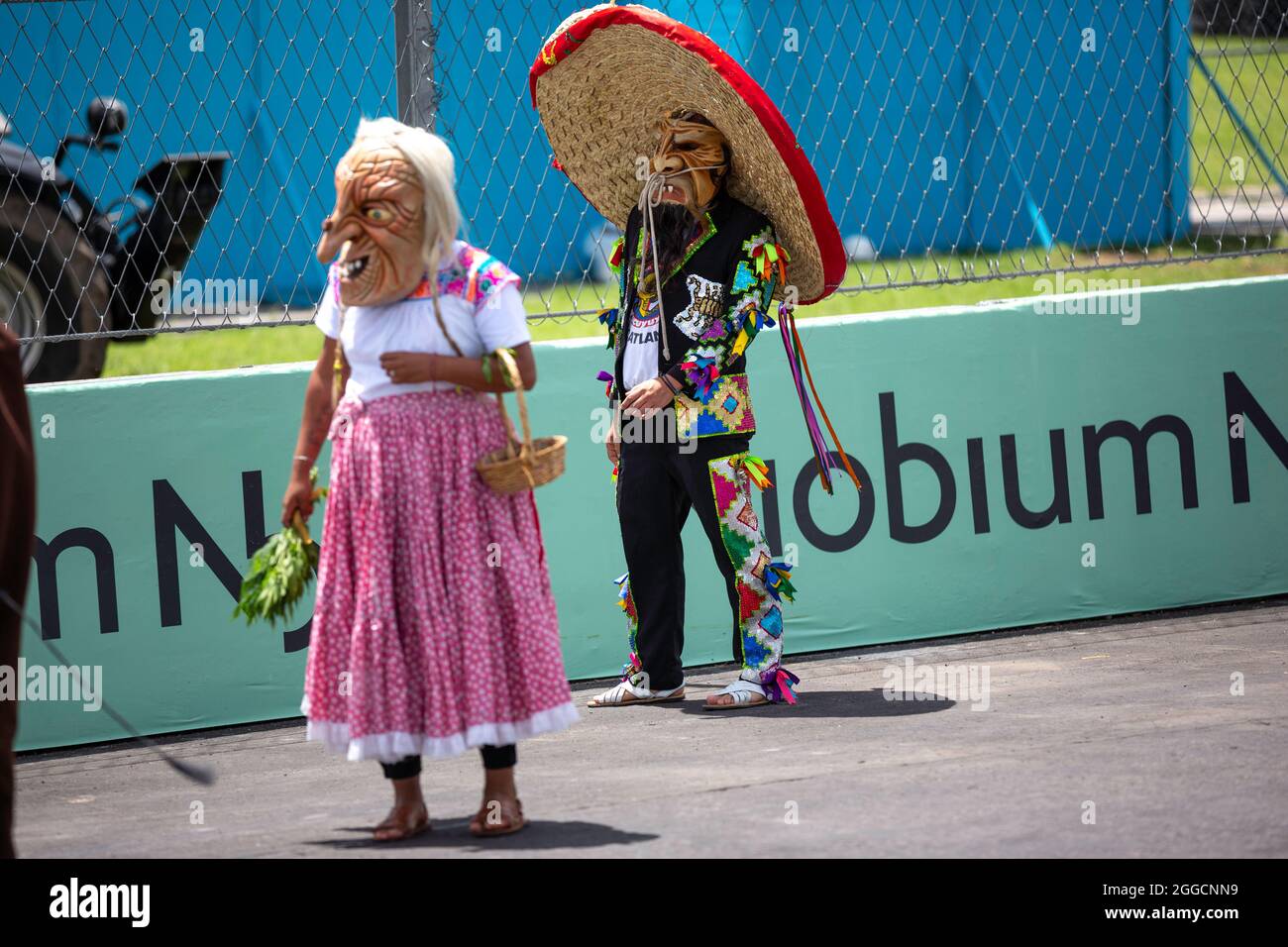 Puebla, Messico - 19 giugno 2021: Autodromo Miguel E. Abed. AIMA, CBMM Niobium Puebla e-Prix. Gruppo di ballo “Danza de Tecuanes” creato per celebrare la giornata di “San Rafael Arcangel”. Al CBMM Niobium Puebla e-Prix. Foto Stock
