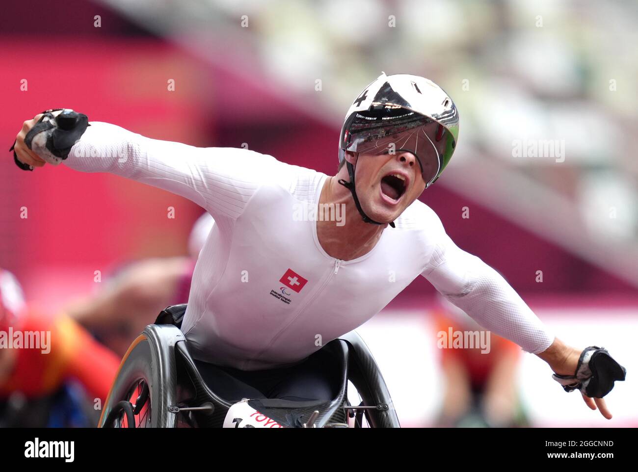 Marcel Hug in Svizzera reagisce dopo aver vinto la finale da 1500 m T54 dello Stadio Olimpico durante il giorno sette dei Giochi Paralimpici di Tokyo 2020 in Giappone. Data foto: Martedì 31 agosto 2021. Foto Stock