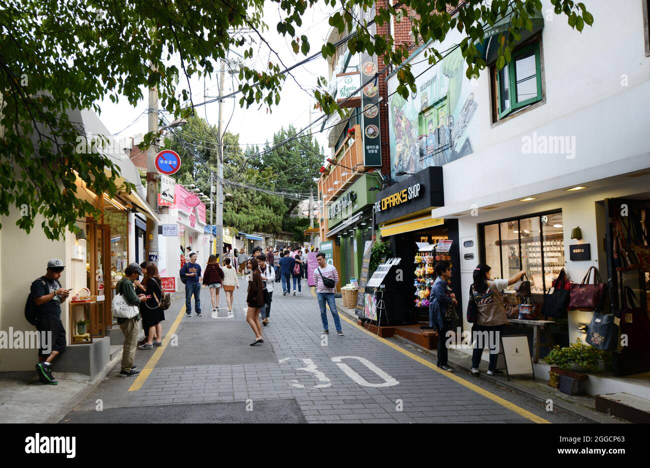 Bukchon-ro 5-gil nel villaggio di Bukchon Hanok a Seoul, Corea. Foto Stock