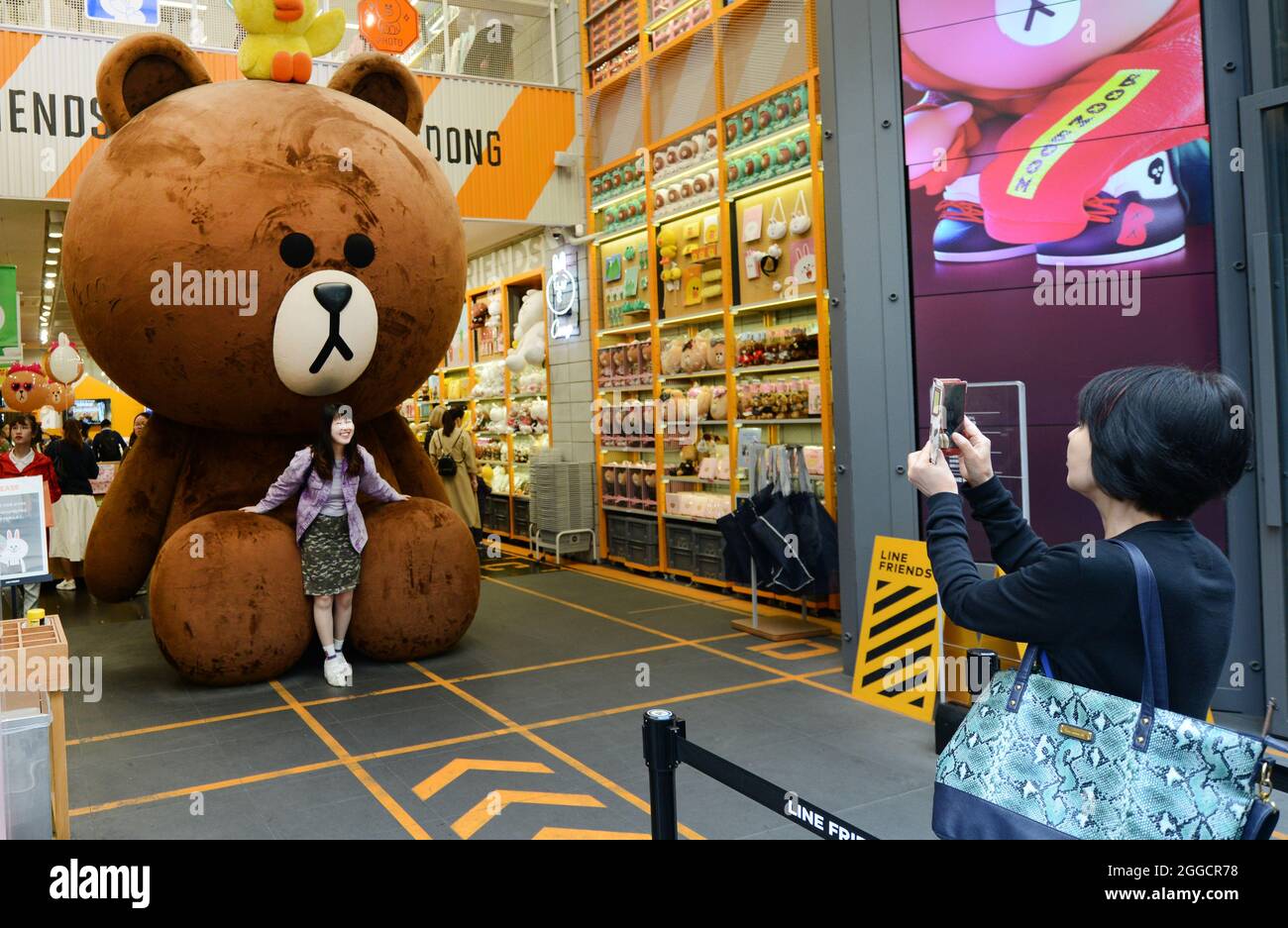 Il vibrante quartiere dello shopping di Myeongdong a Seoul, Corea del Sud. Foto Stock