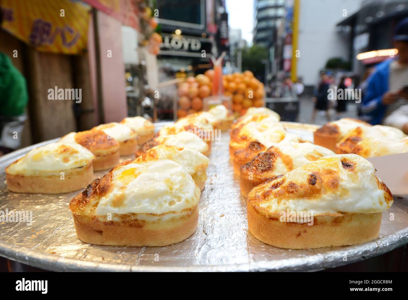 Un fornitore di Gyeran Bbang nel quartiere dello shopping di Myeongdong a Seoul, Corea del Sud. Foto Stock