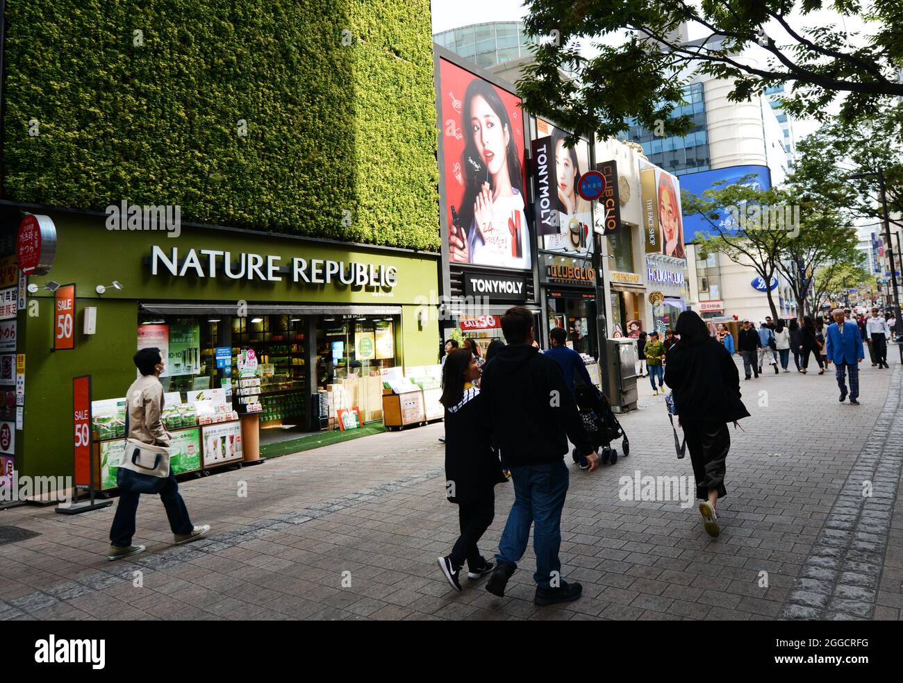 Il vibrante quartiere dello shopping di Myeongdong a Seoul, Corea del Sud. Foto Stock