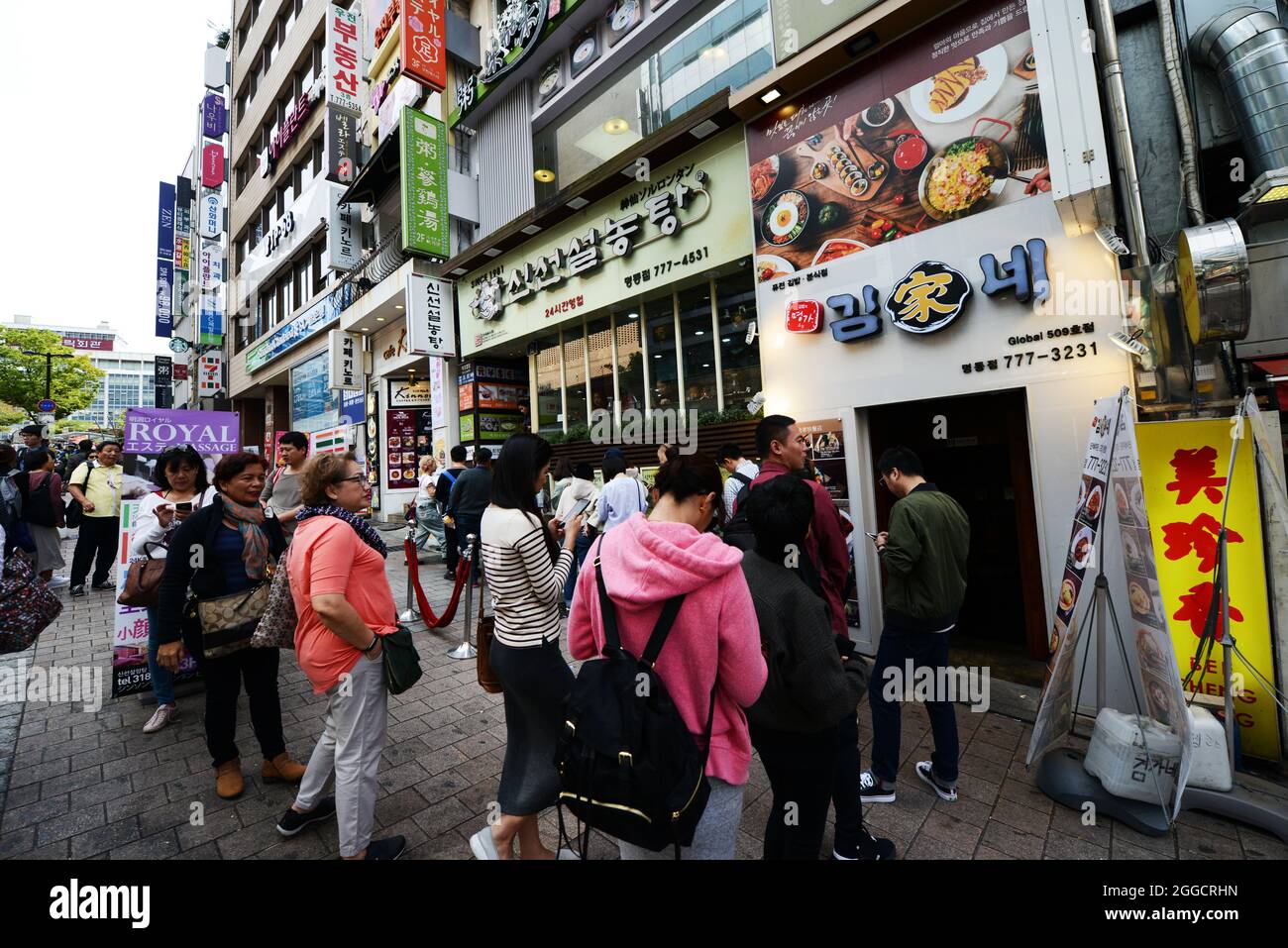 I visitatori che fanno la fila fuori dal ristorante SINSEON Seolongtang nel quartiere dello shopping di Myeongdong a Seoul, Corea del Sud. Foto Stock