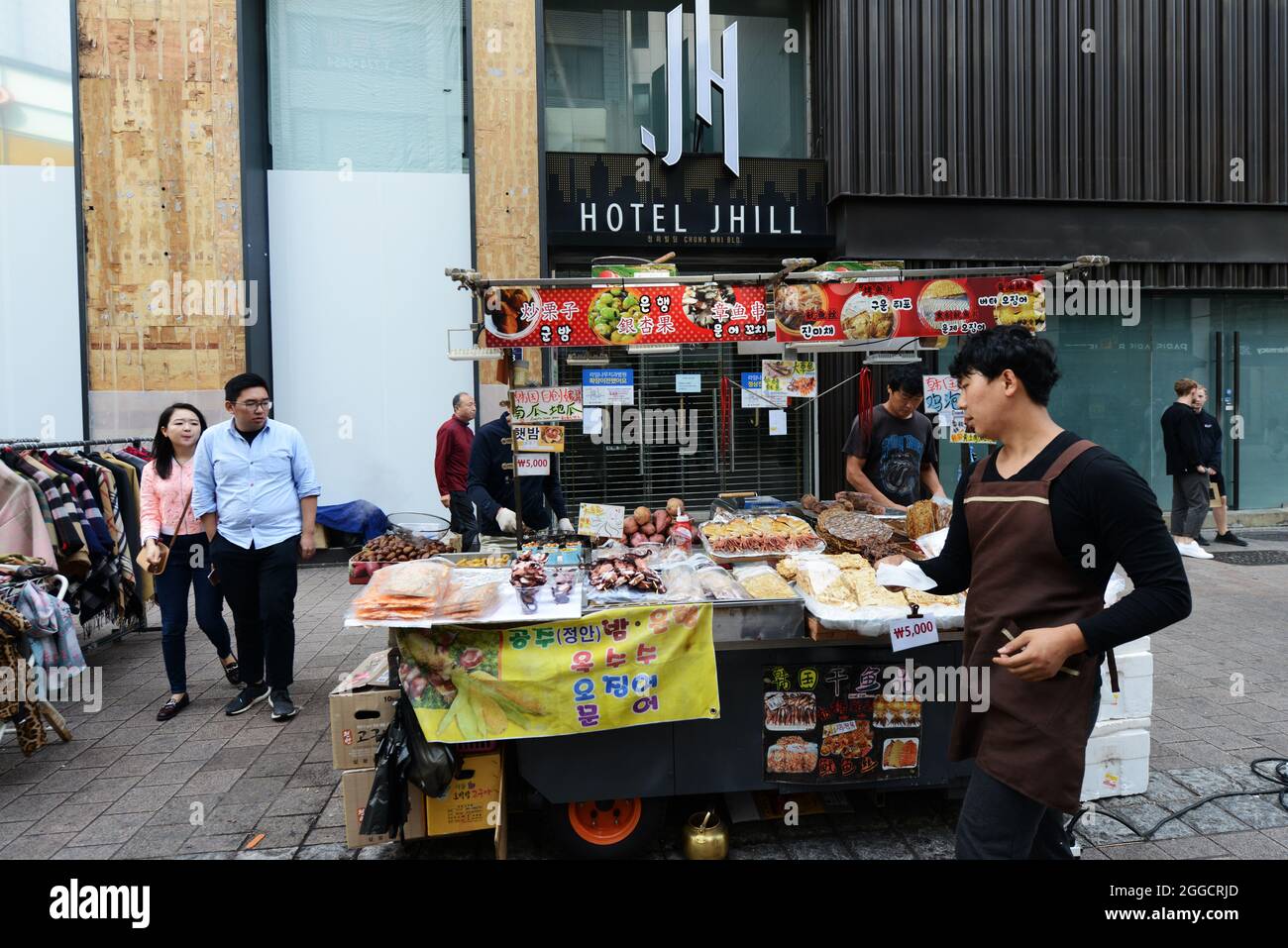 Il vibrante quartiere dello shopping di Myeongdong a Seoul, Corea del Sud. Foto Stock