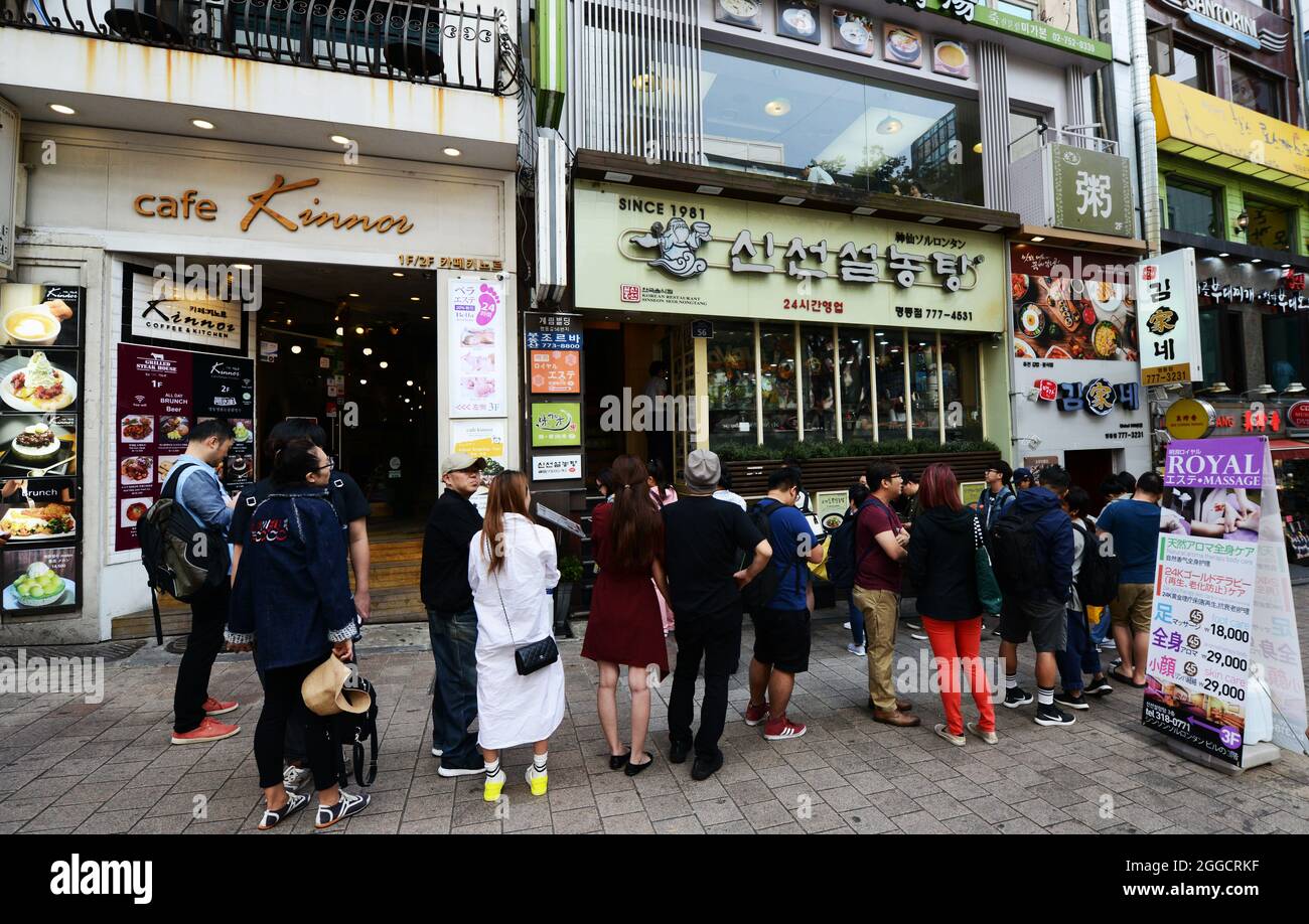 I visitatori che fanno la fila fuori dal ristorante SINSEON Seolongtang nel quartiere dello shopping di Myeongdong a Seoul, Corea del Sud. Foto Stock