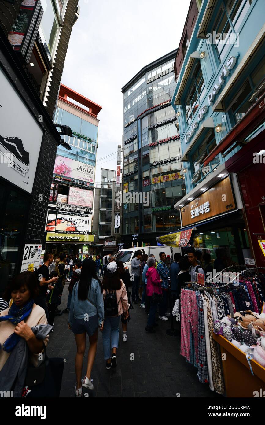 Il vibrante quartiere dello shopping di Myeongdong a Seoul, Corea del Sud. Foto Stock