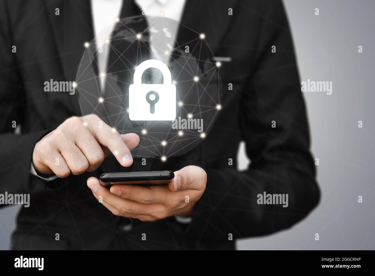 Uomo d'affari che tiene il telefono cellulare con blocco scudo. Concetto di rete informatica e protezione dei dati di sicurezza informatica. Foto Stock