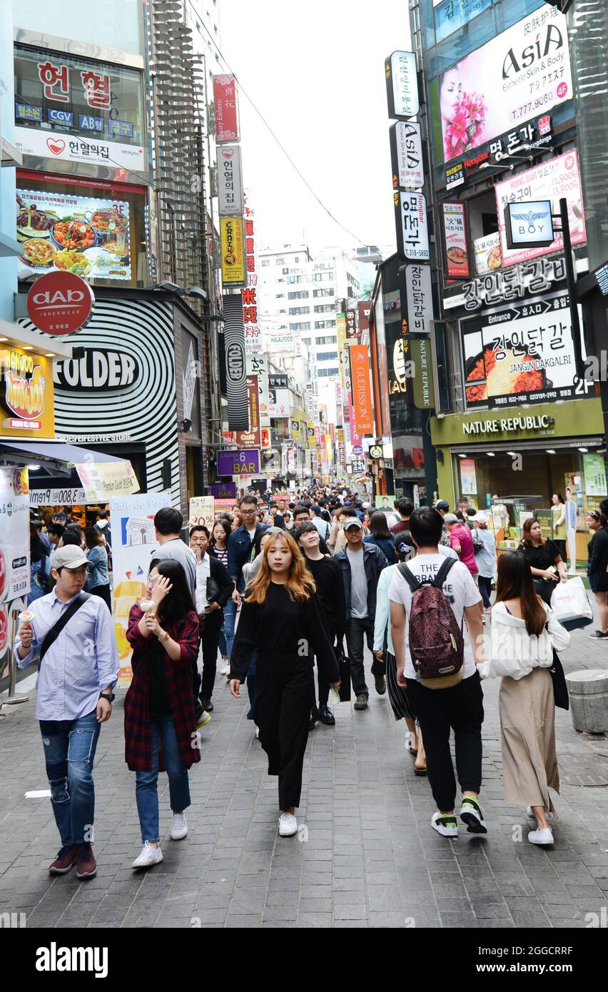 Il vibrante quartiere dello shopping di Myeongdong a Seoul, Corea del Sud. Foto Stock
