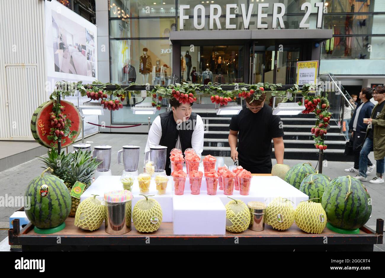 Il vibrante quartiere dello shopping di Myeongdong a Seoul, Corea del Sud. Foto Stock