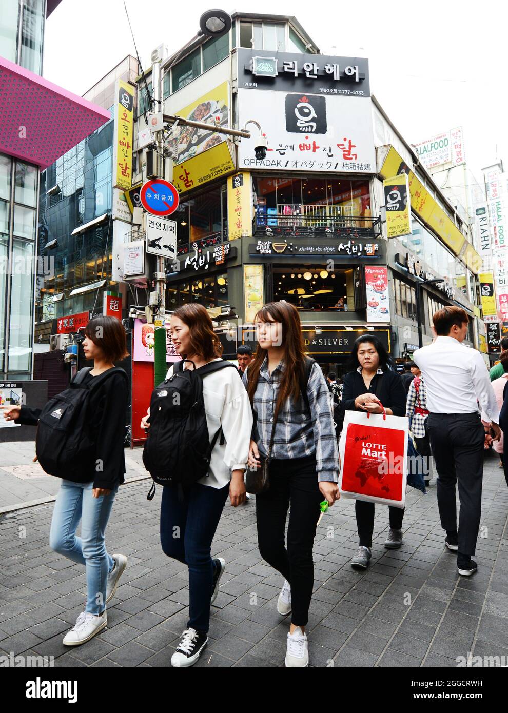 Il vibrante quartiere dello shopping di Myeongdong a Seoul, Corea del Sud. Foto Stock