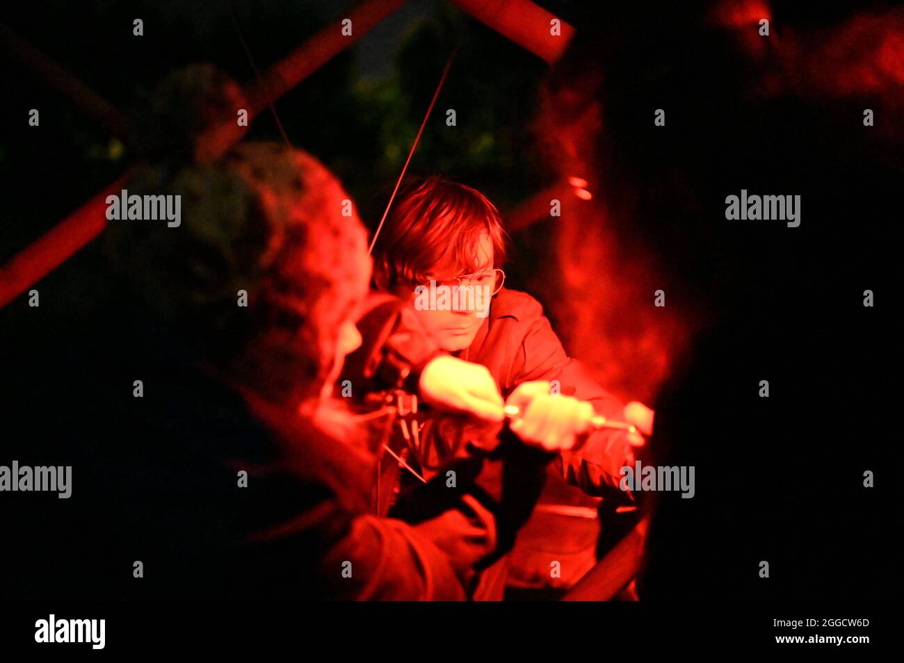 Aylesbury, Regno Unito. 31 agosto 2021. La ribellione animale blockò l'ingresso ad Arla Aylesbury con strutture di bambù, blocchi di cemento e un furgone. Il sito è il più grande impianto di lavorazione dei latticini del Regno Unito. AR chiede ad Arla di andare in stabilimento entro il 2025. Credit: Andrea Domeniconi/Alamy Live News Foto Stock