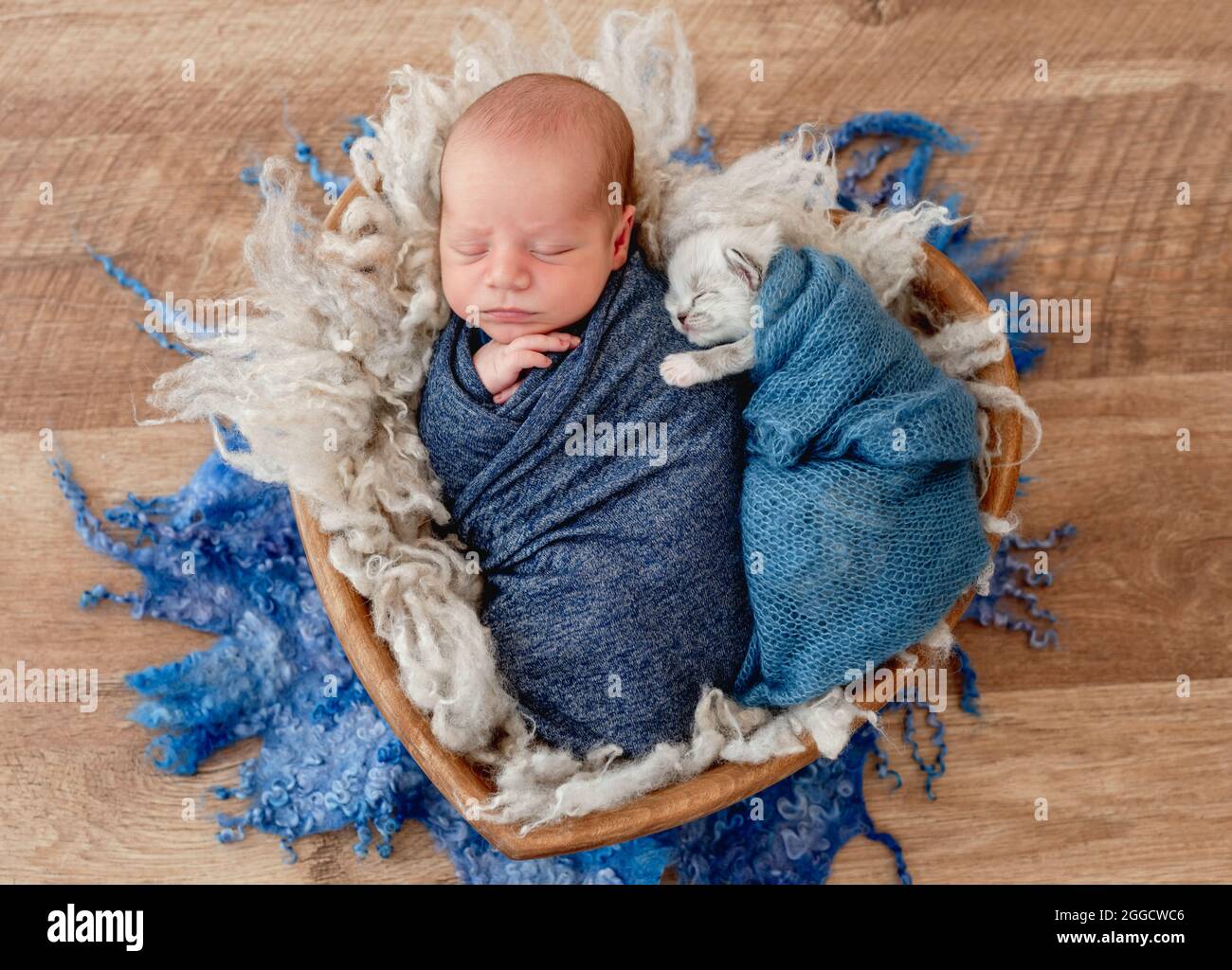 Neonato che dorme con gattino Foto Stock