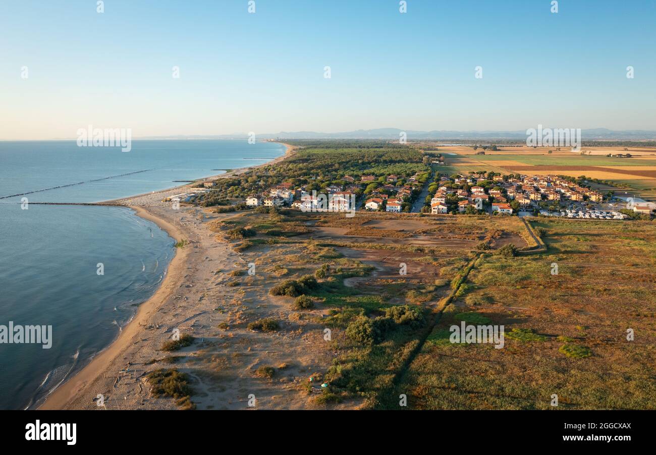 Vista aerea di Adriatic cost.Summer vacation concept.Lido di Dante città,mediterraneo mare, Emilia Romagna,Italia. Foto Stock