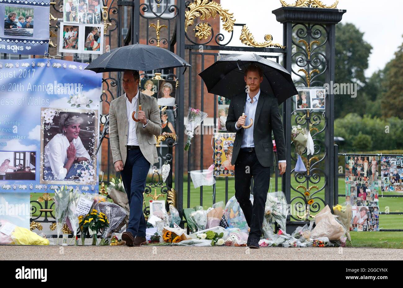 Foto del file datata 30/8/2017 del Duca di Cambridge e del Principe Harry partono dopo aver visto gli omaggi a Diana, Principessa di Galles attaccata alle Porte d'Oro di Kensington Palace, Londra, prima del 20° anniversario della morte della madre. Sono passati ventiquattro anni da quando Diana, Principessa di Galles morì in un incidente automobilistico di Parigi. La principessa - il Duca di Cambridge e la tarda madre del Duca di Sussex - aveva appena 36 anni e fu uccisa il 31 1997 agosto. Data di emissione: Martedì 31 agosto 2021. Foto Stock