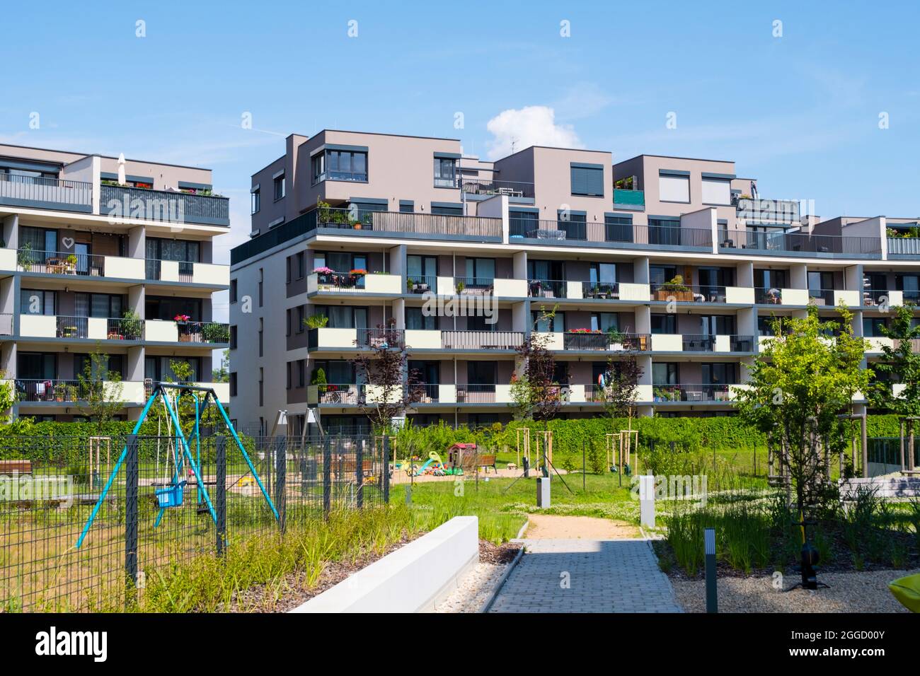 Parchi giochi per bambini e blocchi di appartamenti in via Granitova, Suomi-Hloubetin, zona in stile finlandese, Hloubetin, Praga, Repubblica Ceca Foto Stock