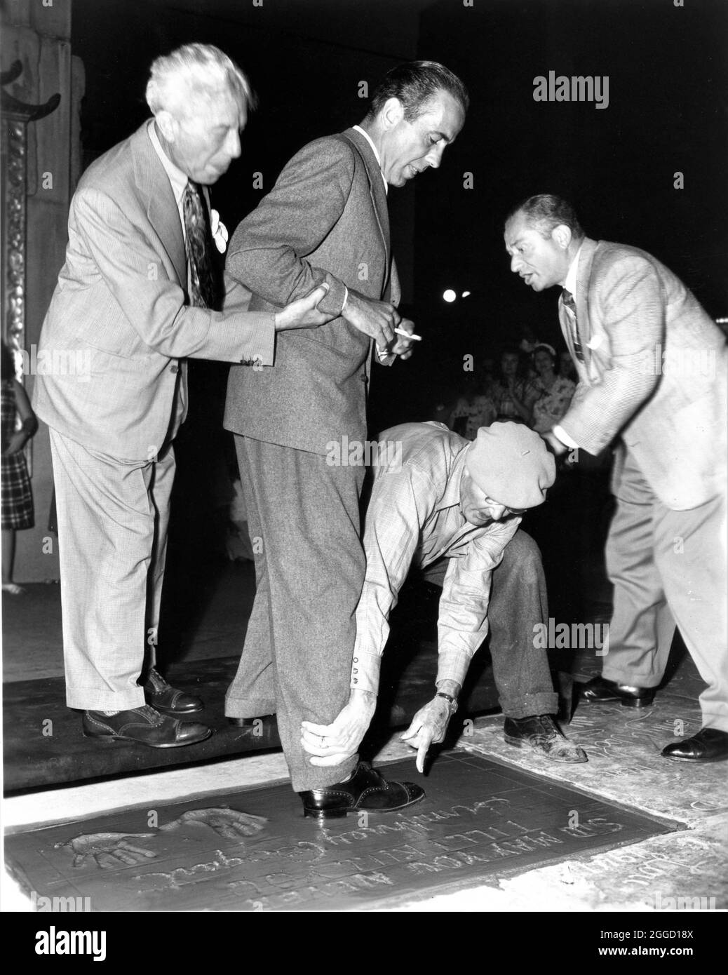 SID GRAUMAN HUMPHREY BOGART e Mason JEAN KLOSSNER alla cerimonia di Forecourt al Teatro Cinese di Grauman su Hollywood Boulevard dove Bogart ha fatto le sue impressioni di piede e mano mercoledì 21 agosto 1946 pubblicità per Warner Bros. Foto Stock