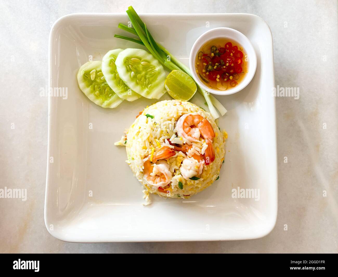 Cibo thailandese riso fritto con gamberi servito al tavolo Foto Stock