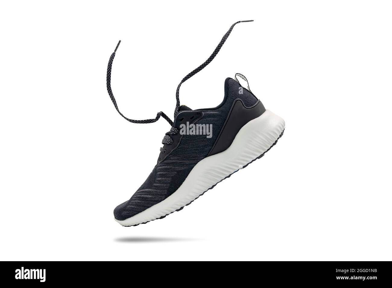 Scarpa sportiva di moda nera isolata su sfondo bianco. Foto Stock