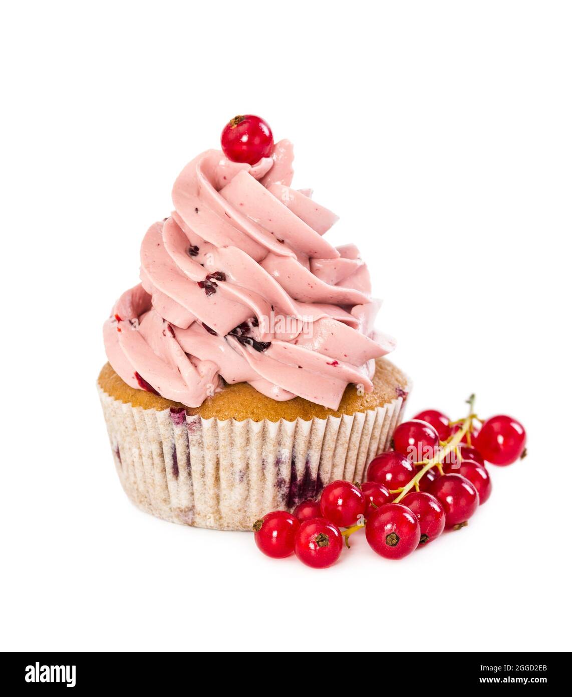 Cupcake con crema rosa e curry rosso isolato su sfondo bianco Foto Stock