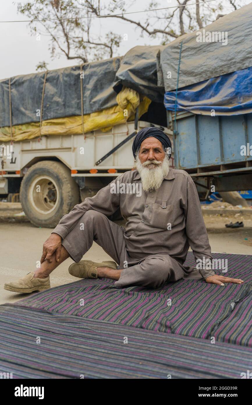 December2020, un ritratto di vecchio uomo durante la protesta al confine di Singhu. Protestano contro la nuova legge agricola da parte del governo indiano. Foto Stock