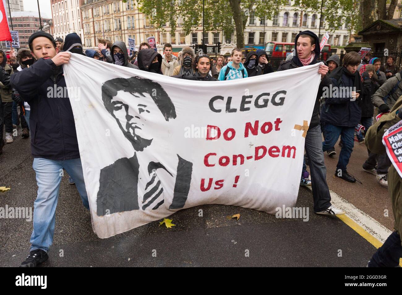 Gli studenti protestano contro l'aumento delle tasse universitarie, tenendo un banner anti Nick Clegg, marciando lungo Grosvenor Gardens, Londra, Regno Unito. 30 Nov 2010 Foto Stock