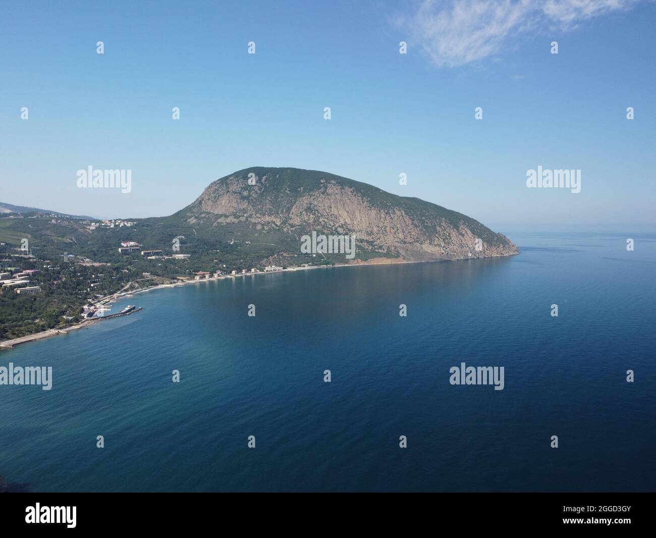 Vista panoramica sul Monte Bear, Au-Dag, vicino alla città Gurzuf sulla costa meridionale della Crimea. Giorno di sole. Bellezza infinita della natura. Foto Stock