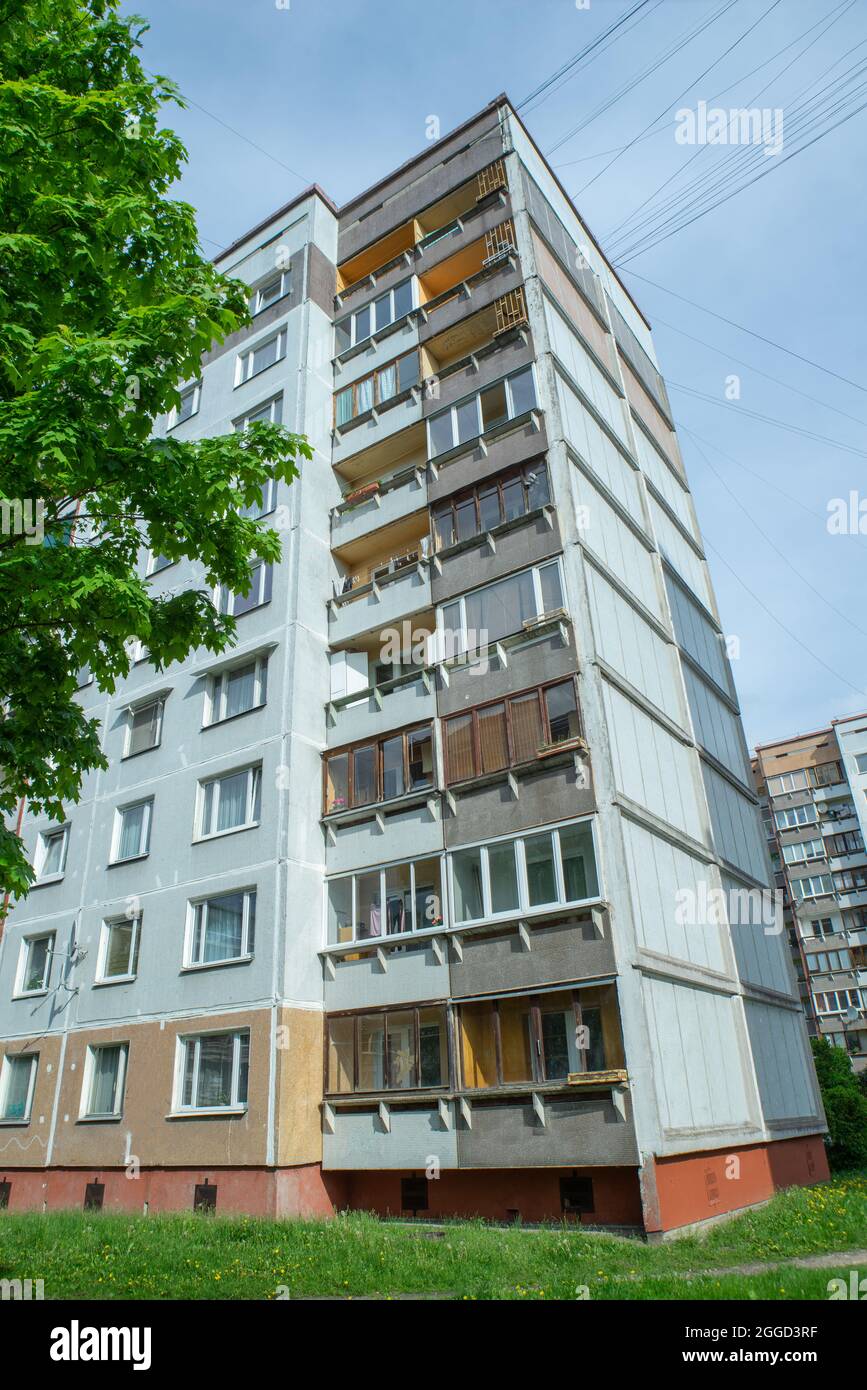 Vista dal basso di un edificio residenziale a più piani a riga, Lettonia. Tipica architettura urbana post-sovietica. Foto Stock
