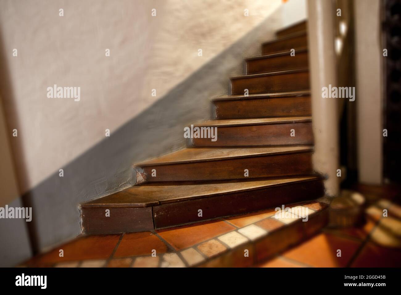Una vecchia scala in legno in una casa a Carcassonne, nel sud della Francia Foto Stock